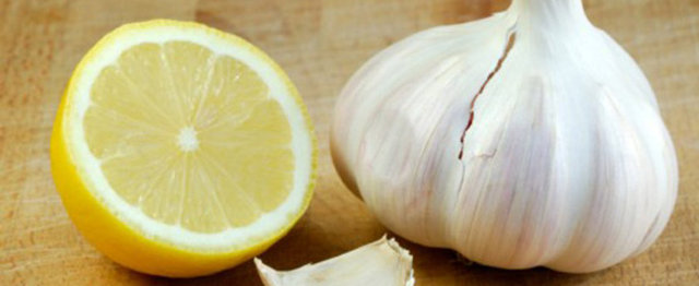 3. Kuru sarımsağı saklarken, havalanan kuru bir yerde saklayın. İsterseniz, sarımsağın tanelerini çıkarın. Kabuklarını soymadan hava alabilen saklama kaplrında saklayabilirsiniz. Sarımsak saklama kaplarını mutfak eşyası satan mağazalarda bulabilirsiniz.