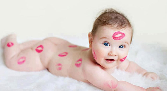 Bebek Islak Mendilleri  - ¼ bardak bebek ya da zeytinyağını 2 bardak su ve ¼ bardak bebek şampuanı ile karıştırın. Kağıt havlu rulosunun yarısından kesin.