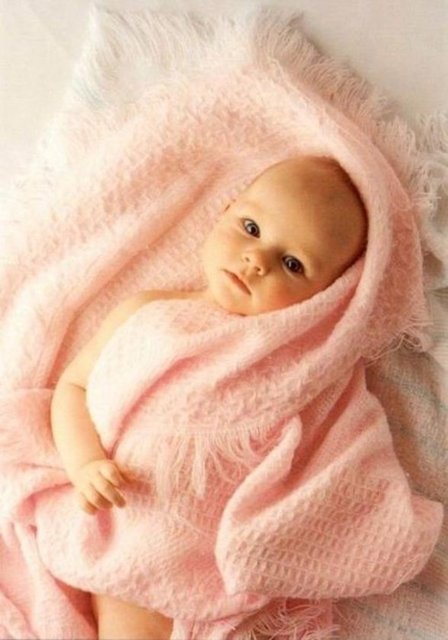 kuruyan cildini nemlendirebilir, konak oluşumunu yok etmek için banyodan birkaç saat önce saçlarına sürebilir ve hatta pişik için kullanabilirsiniz.