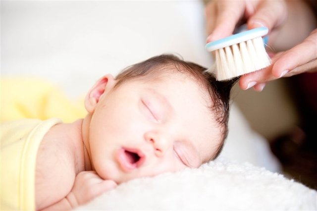 Zeytin Yağı  - Zeytin yağı en doğal, en saf bebek bakım ürünüdür. Doğal ve organik zeytin yağı ile bebeğinize masaj yapabilir