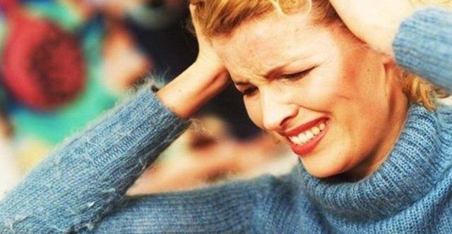 "Migren ağrısı ataklar hâlinde görülür ve 2-3 saatten 3 güne kadar devam edebilir. En bilinen belirtilerinden biri tek taraflı, yoğun ve zonklayıcı tarzda bir baş ağrısıdır.