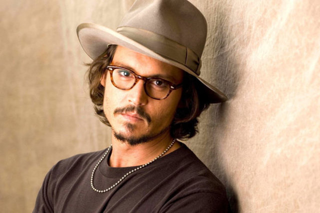 İkizler Erkeği  -  - Bu burcun erkeği, aşırı derecede esprili, neşeli, bulunduğu ortamı anında renklendiren bir tiptir. Hayata hep olumlu tarafından baktıklarından, sorun çıkarmaya pek meyilli olmazlar.