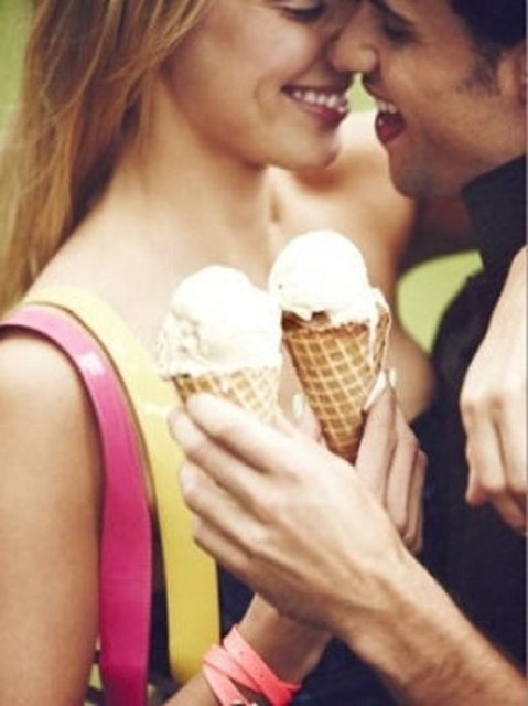 3-Bazı erkekler sizden hoşlandıklarını bilmenizi istemezler. Bu nedenle size karşı ilgisi yokmuş gibi davranmaya çalışırlar. İlgisizlikleriyle çelişen gizli bakışları ile sizden hoşlandıklarını kolayca anlayabilirsiniz.