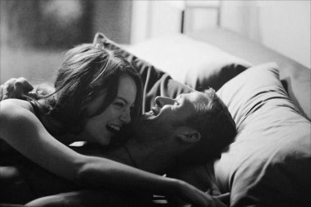 6- Siz bir şey anlatırken sözünüzü kesmiyor ve ilgiyle dinliyorsa size büyük saygı duyuyor demektir.