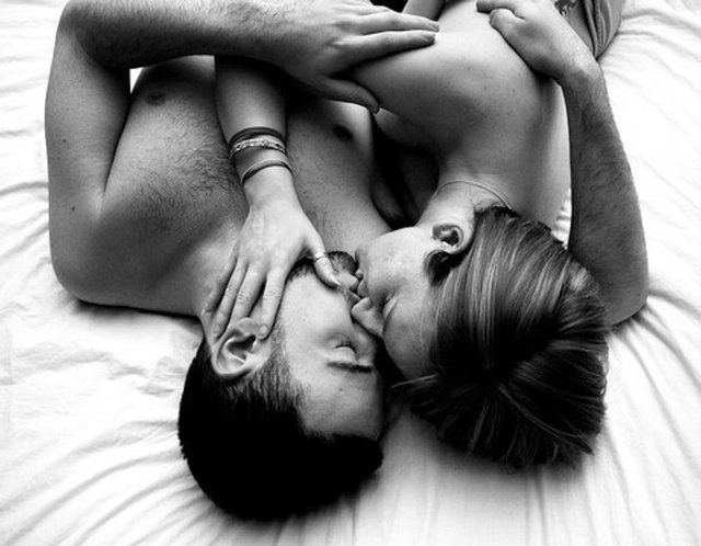 5- Sizin arkadaşlarınıza ilgi gösteriyorsa sizinle ilgili her şey onun ilgisini çekiyor çıkarımını yapabilirsiniz. Fakat bu konu da biraz temkinli olmalısınız.