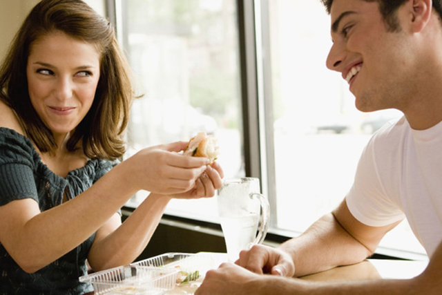 bir ilişkiye başladıklarında da koparmak istemezler. Ancak bu bayanlar için pek de iyi bir durum değildir. Ama eşinizi mutlu etmek istiyorsanız, sizle yeteri kadar zaman geçirdikten sonra arkadaşları ile de zaman geçirmesine izin verebilirsiniz.