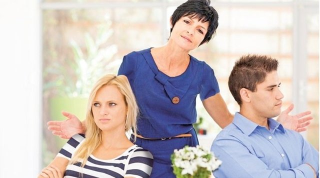 3. Annen Haklı  -  - Gelin ve kaynanalar genelde geçinemeyebilirler ve erkek her zaman bu iki kadının arasında kalır. Zaman zaman eşinizin annesi ile ilgili güzel sözler söyleyerek, ailesinin evine gitmek isteyerek onu şaşırtıp mutlu edebilirsiniz.