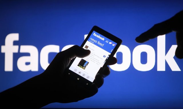 Sosyal paylaşım sitesi Facebook'u kullanmayı bir hafta süreyle bırakanlar kendilerini daha mutlu ve daha az stresli hissetiklerini söyledi.