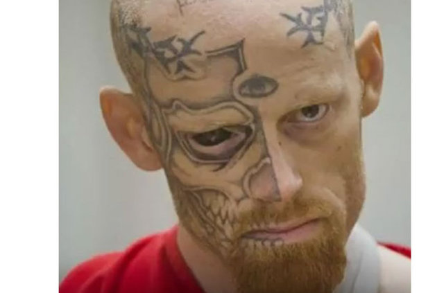 Kimisi gözlerinin içine kadar yüzünü dövme ile kaplamayı tercih etmiş.