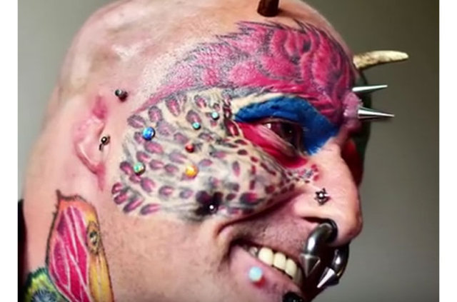 Kimisi papağanı için kulaklarını kestirip, yüzünü dövme ve piercing ile kaplarken