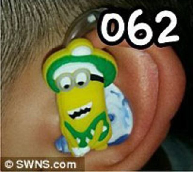 Anne Nathalie, üretim işleminin hiç de kolay olmadığını söylerken, oğlu Santiago'nun o aparatları çok sevdiği için pek çok çizgi kahramandan oluşan işitme cihazı kapladığını, çünkü minik oğlunun buna değer olduğunu söylüyor.