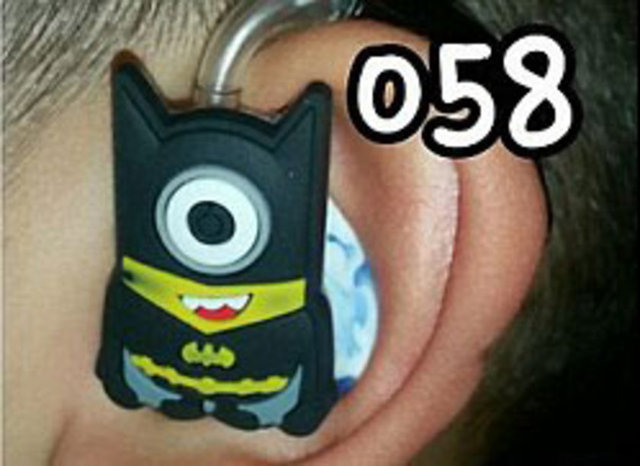 Bu özel kulaklıkları şimdilerde çok seven Santiago, artık okulda ilgi odağı...