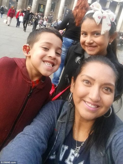 Arkadaşları tarafından Santiago ile dalga geçildiğini ve bu yüzden de minik oğlunun kulaklık takmak istemediğini anlayan anne hemen kolları sıvadı... 