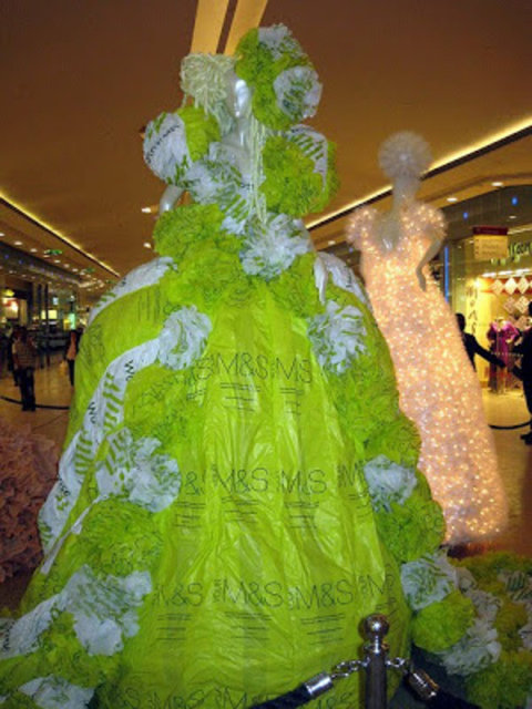 Plastik çantalardan elbise - Plastik poşetlerden tasarlanan bu elbisenin başını sonunu biz göremedik.