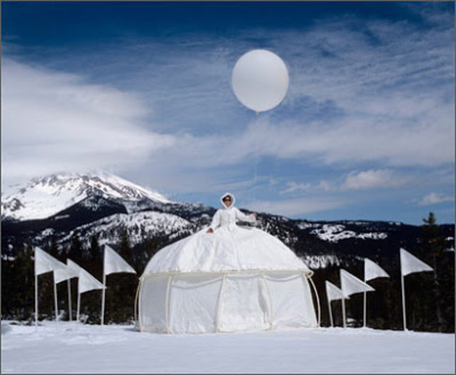 Çadırdan elbise - Eminiz ki size de çadır görüntüsünü hatırlattı. Zaten çadır üzerinden tasarlanan bu görüntü çok fazla yorum yapamadık.