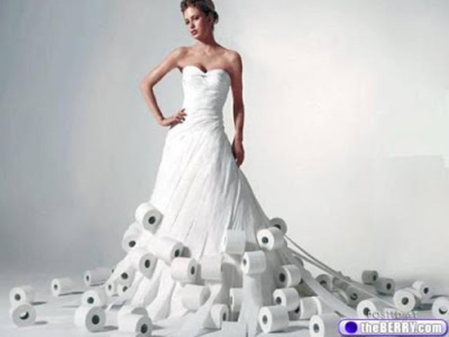 Tuvalet kağıdından elbise - Çok amaçlı bir elbiseye benziyor.