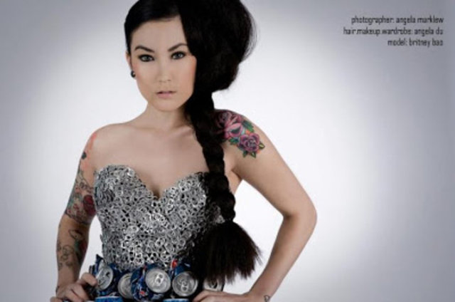 Soda kapaklarıyla tasarlanmış elbise - Soda kapakları, colalar vb. bütün çöp olabilecek her şey ile tasarlanmış bir elbise...