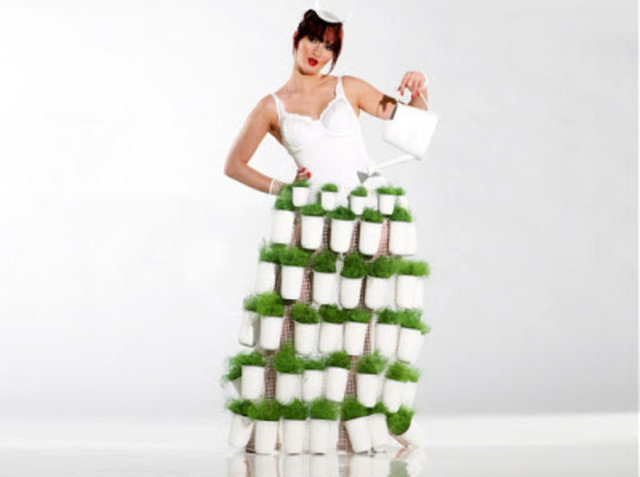 Sulama Elbisesi - Yoğurt kaplarından yapılan bu tasarım ilginçliğini koruyor. ''Nasıl giyiliyor'' dediğinizi duyar gibiyiz.