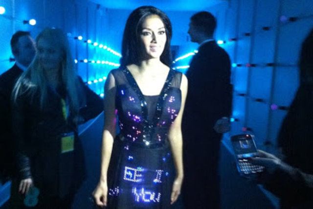 Twitter Elbisesi - Yüzlerce Swarovski taşları ve aydınlatmalarıyla süslenmiş bu elbise, gerçek zamanda da tweetleri gösteriyor. Sosyal medya severler bu tasarıma bayılacak.