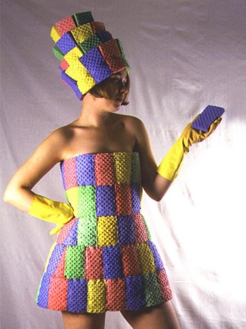 Süngerden elbise - Ev kadınlarının sesini duyar gibiyiz. Tam bir mutfak severe hediye edilebilecek marjinal bir hediye.