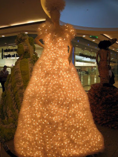 Plastik kaplardan elbise - Işıl parlayan bu elbise oldukça cool duruyor.