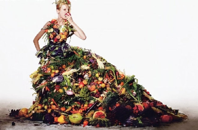 Sebze ve meyvelerden elbise - Tiksindiğinizi duyar gibiyiz, artıkların değerlendirilmesi gerekiyormuş demek ki...