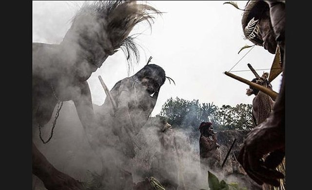 Hala Taş Devri'nde yaşayan yerliler festivalde geleneksel müzik eşliğinde dans ediyorlar.