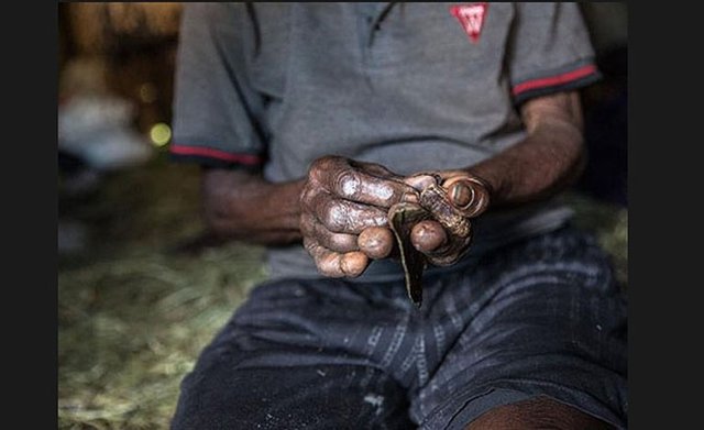 Bir tür geleneksel sigara kullanıyorlar.