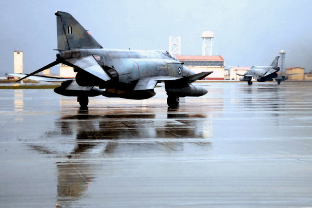 SAVAŞ UÇAĞI SAYISI YUNANİSTAN: 207 