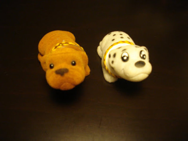 Vitrin önlerine konan köpek bibloları