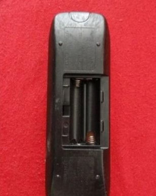 Pil kapağı kaybolmuş kumandanın yeri bantlanarak ev halkına kumanda kullanıma açılır.