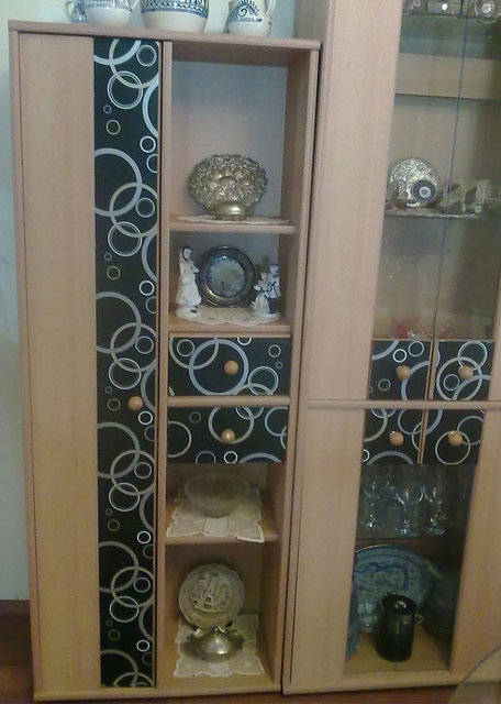 Koca bir vitrin ve ıvır zıvır.