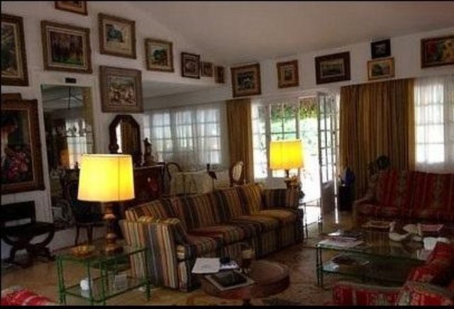 Düğünlerden gelmiş, ailecek çekilen fotoğraflar evin bir odasına tahsis edilir.