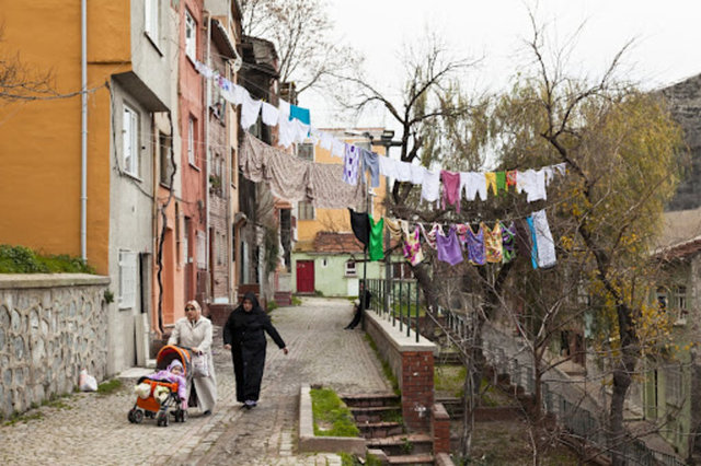 Hafızalardan hiç silinmeyecek günümüzde de hala varlığını sürdüren bir Türk geleneği. Çamaşırları tüm kamuoyuna sergilemek.