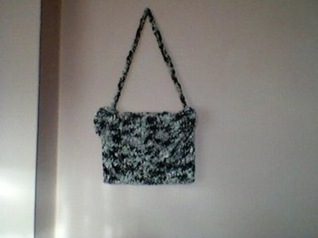 Türk evlerinin en güzel köşesine Kur'an-ı Kerim çantaya konularak asılır.