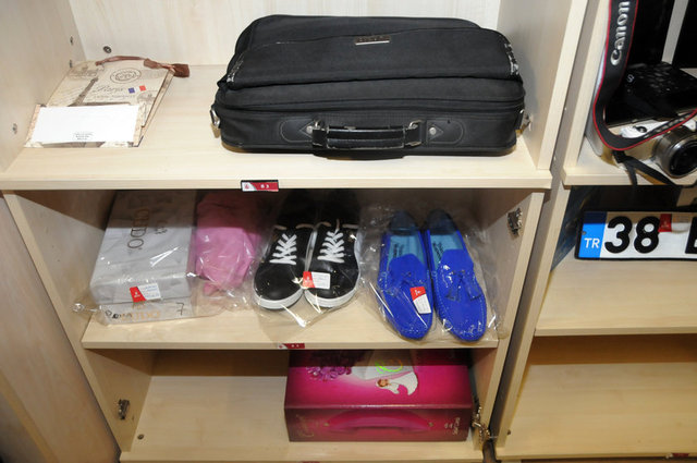 Üç ayın sonunda depoda bulunan kıyafetler Kızılay'a hibe edilirken eğitim ve öğretim malzemeleri ise o branşla ilgili okullara gönderiliyor.