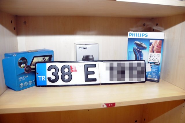 Otobüs, tramvay, metrobüs, metro  ve vapurlarda unutulan eşyalar depada çeşitlerine göre ayrıştırılıyor.