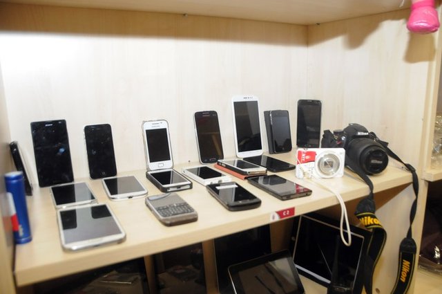 Kayıp eşyaları için kendilerini arayanları çok sıkı bir mülakata soktuklarını söyleyen yetkililer 'Özellikle fotoğraf makinesi, cep telefonu gibi elektronik eşyalarda çok titiz davranıyoruz dediler.