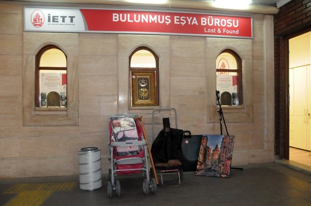 İstanbul Karaköy'de bulunan İETT kayıp eşya deposuna hergün araçlarda bulunan onlarca kayıp eşya getiriliyor.
