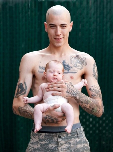 Bazen toplumun ön yargılı yaklaştığı dövmeli insanlardan birer anne ve baba oluyor