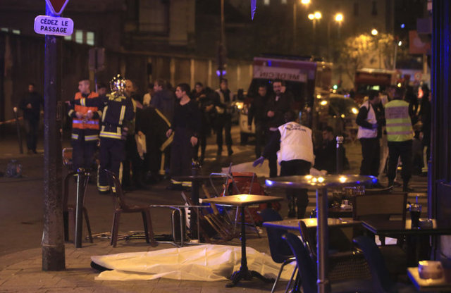 Ünlüler sosyal medya hesaplarında terörü lanetleyerek Paris'teki saldırılara tepki gösterdi. 