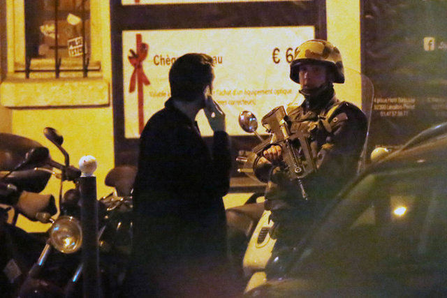 Saldırıda 15 kişi öldü, 10 kişi yaralandı. 21.30 Fransa Stadyumu'nun H  kapısında ikinci canlı bomba intihar eylemi düzenledi, saldırgan öldü.