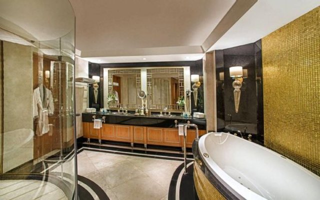 Dairenin, swarovski taşlı duvar kağıtları, 24 ayar altın kaplama muslukları bulunuyor.