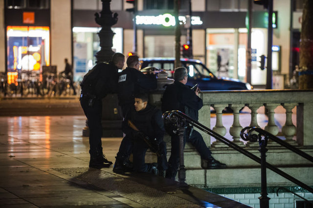 Bunun üzerine bir anda panik yaşandı ve meydanda bulunan halk ara  sokaklara doğru koşmaya başladı. Fransız polisi Place de la Republique Meydanı'nı  boşaltarak, meydanda siper aldı.
