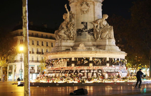 Place de la Republique Meydanı'nda yüzlerce kişi terör saldırısında hayatını kaybedenleri andığı sırada bir bomba olduğu veya silah sesinin duyulduğu söylentisi yayıldı.