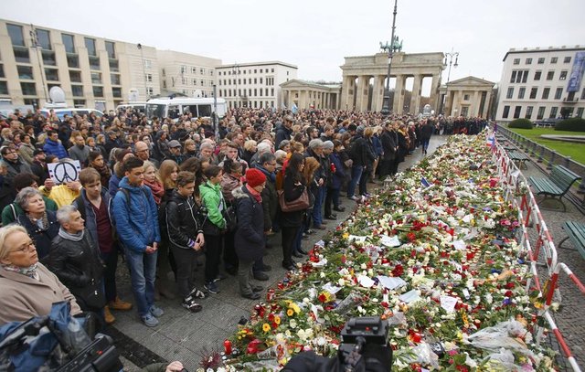 Saygı duruşları Borbone Üniversitesi önünde yapıldı. Törene Fransa Cumhurbaşkanı François Hollande da katıldı.