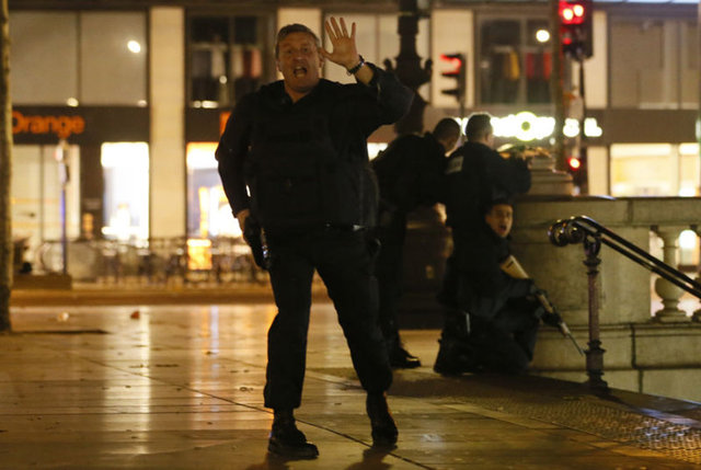 Etraftaki kafe ve binalara sığınan Fransızlar bir süre sonra ne olduğunu  anlamak için tekrar dışarı çıktığında bir panik dalgası daha yaşandı.