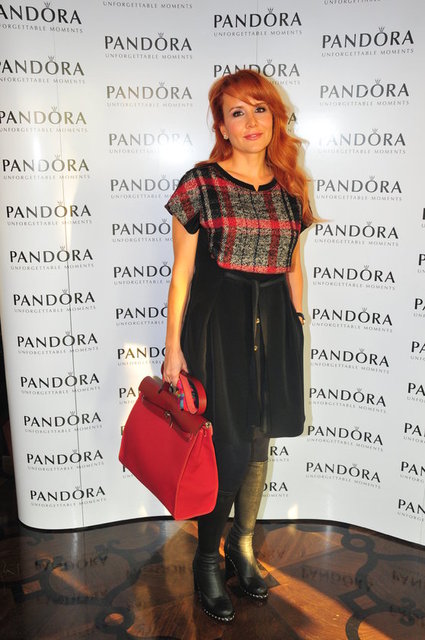 BERRİN ZORLU (PANDORA MÜCEVHER TANITIM)
