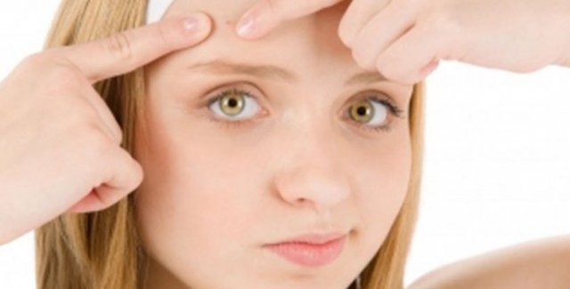  2 bıldırcın yumurtası akını ilave edip karıştırın.