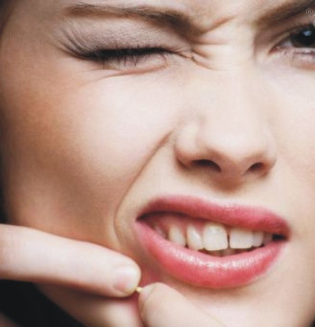 Ayrıca 1'er tutam gül yaprağı ve maydanoz ile yarım kabuklu salatalığı robottan geçirin.